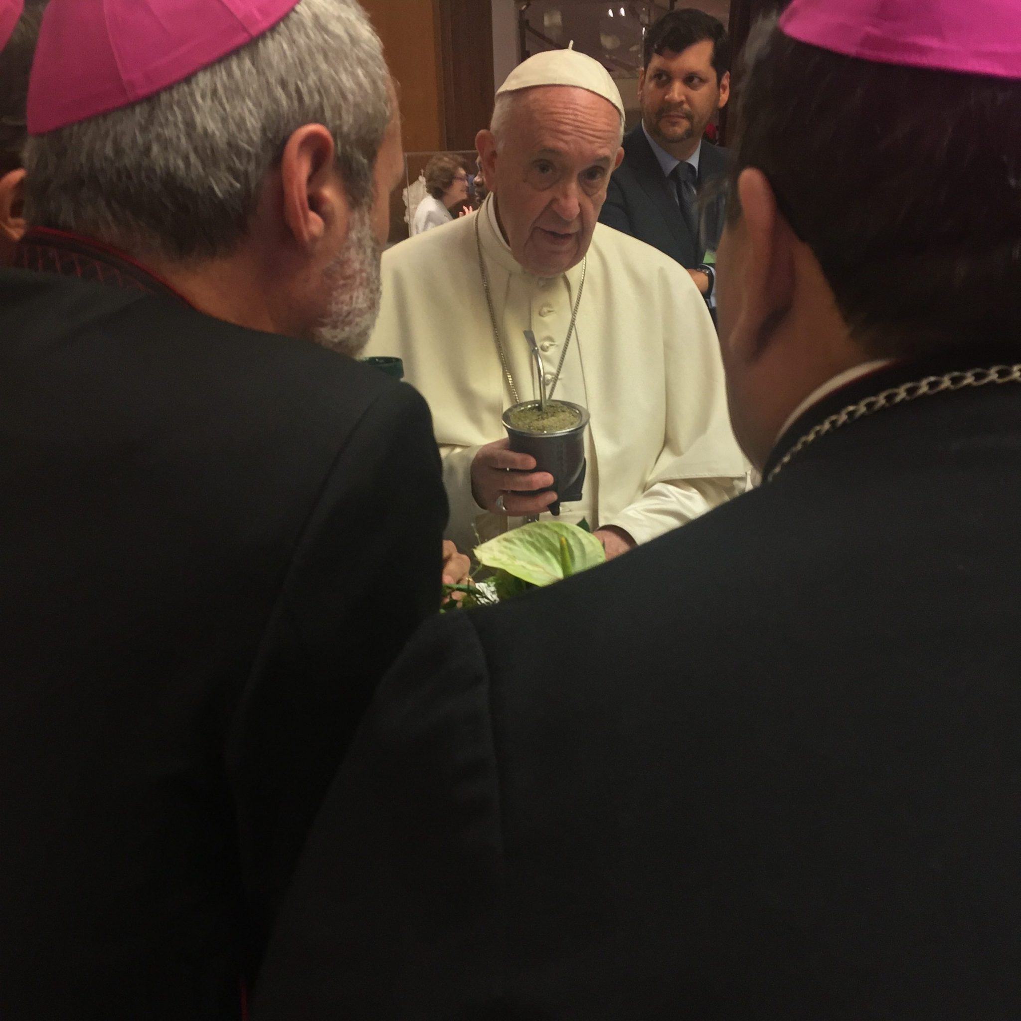 Papst Franziskus bei einer Mate-Tee-Pause