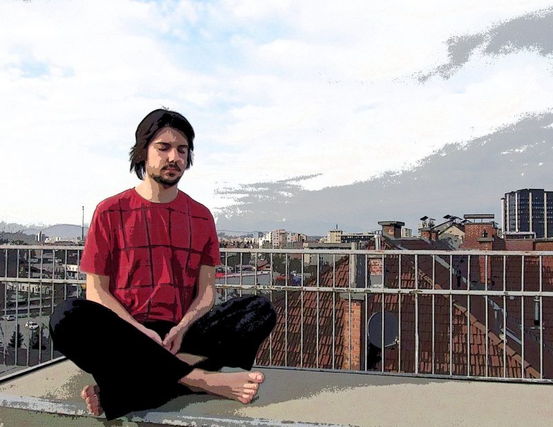 Meditation konsumieren: Ein Meditierender Mann sucht Stille in urbaner Umgebung