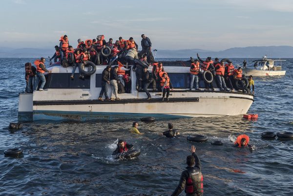 Flucht und Schiff: Syrer auf einem Boot auf dem Weg nach Europa